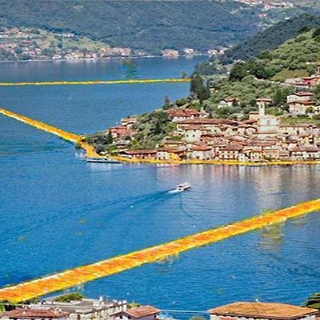 Villa Mirella: Casa vista lago con piscina Riva di Solto Esterno foto