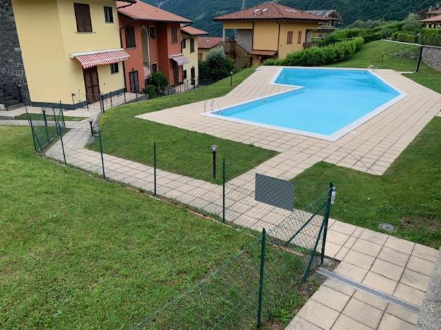 Villa Mirella: Casa vista lago con piscina Riva di Solto Esterno foto