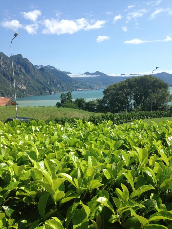 Villa Mirella: Casa vista lago con piscina Riva di Solto Esterno foto