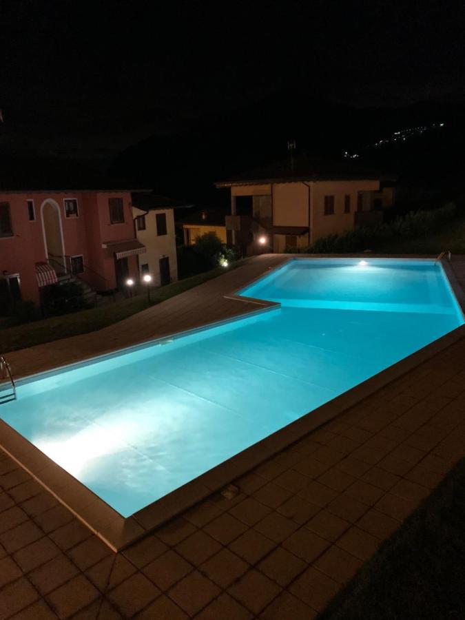 Villa Mirella: Casa vista lago con piscina Riva di Solto Esterno foto