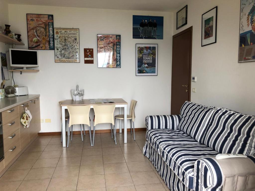 Villa Mirella: Casa vista lago con piscina Riva di Solto Esterno foto